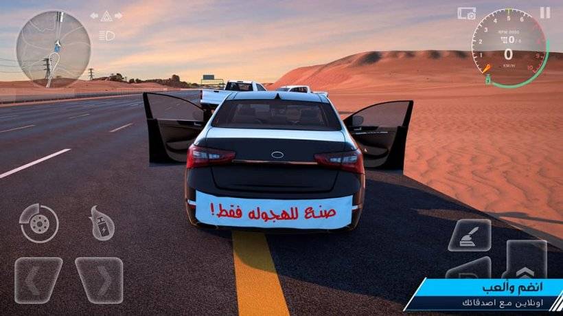 一輛汽車後部的圖片停在了一條長柏油拉地平的寬闊沙漠中間