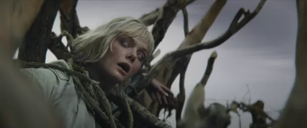 Elle Fanning'in gözlerindeki Weyland Yutani logosu. O bir synth mi?