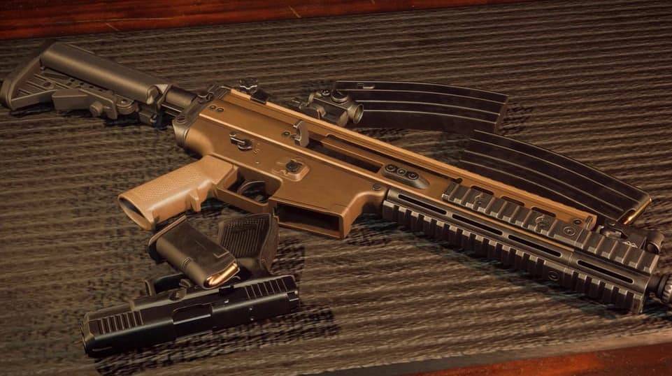 Bereit oder nicht Waffe auf einem Tisch, der mit dem Magazin herausgezogen ist.