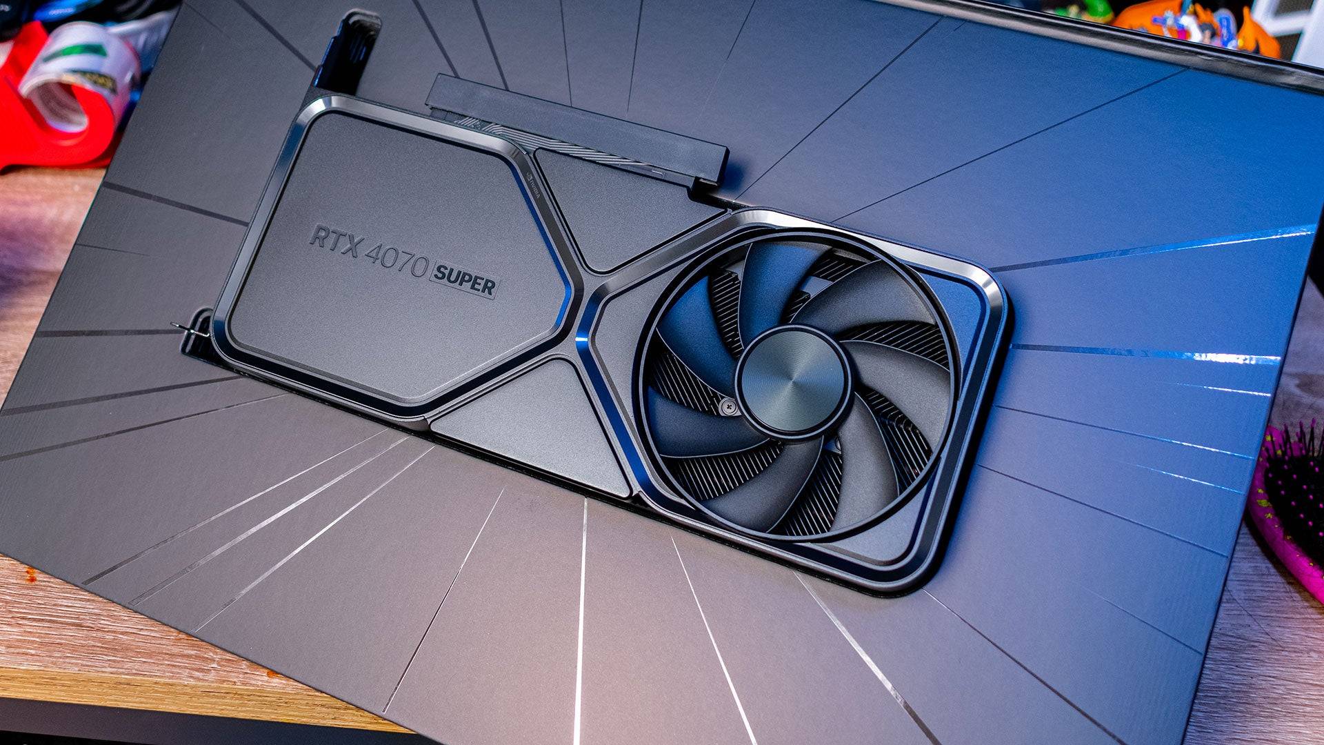 RTX 4070スーパーサイドビュー