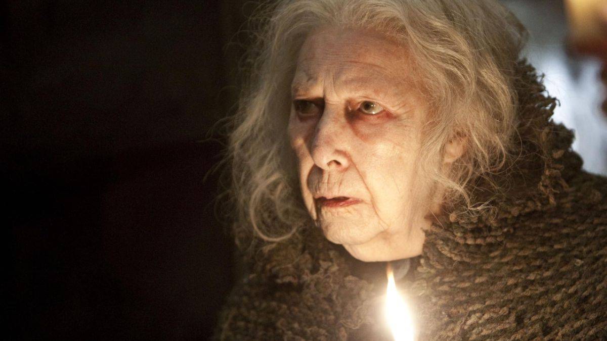 榛树道格拉斯（Hazel Douglas）作为哈利·波特（Harry Potter）和《死亡圣器》第1部分的Bathilda Bagshot