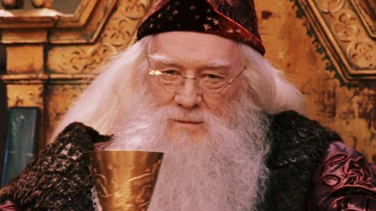 理查德·哈里斯（Richard Harris）饰演哈利·波特（Harry Potter）和巫师的石头
