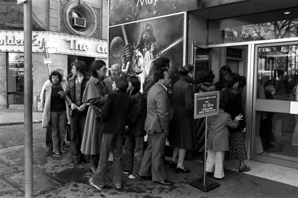 1977年のスター・ウォーズプレミアを待つ列